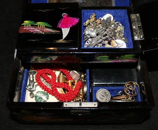 Small quantity of costume jewellery, etc in a lacquered choinoiserie jewellery casket